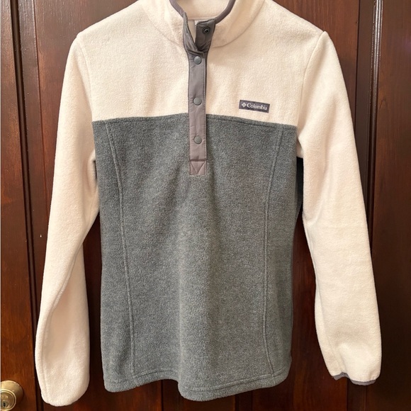 Columbia Tops - Columbia Cream and Gray Sweatshirt